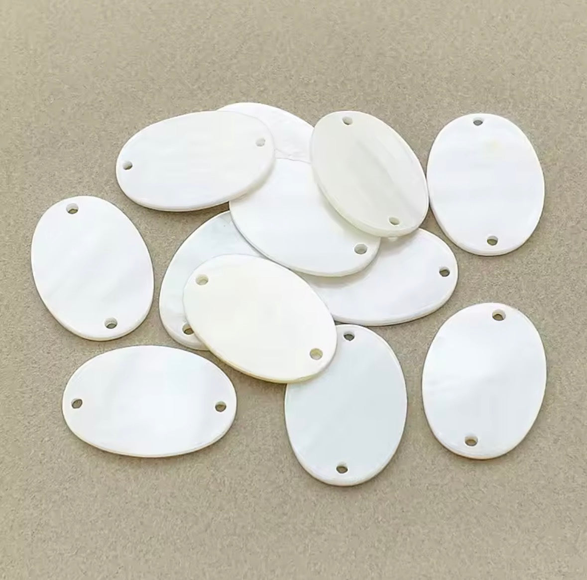 Double Hole Oval Shell Slab Centerpieces 28x18mm