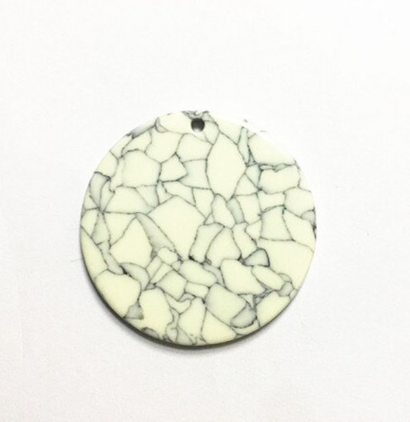 Round Offwhite Slabs with Black Cracks 35mm