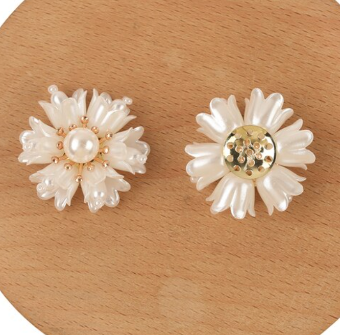 Pearl Flower Focal Piece 27mm